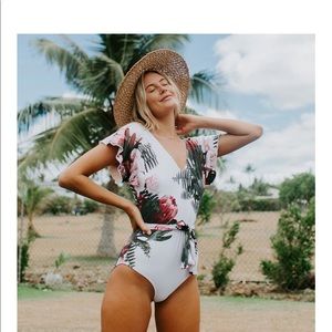 Albion fit desert cape swim size small- worn once! Excellent shape. Beautiful!